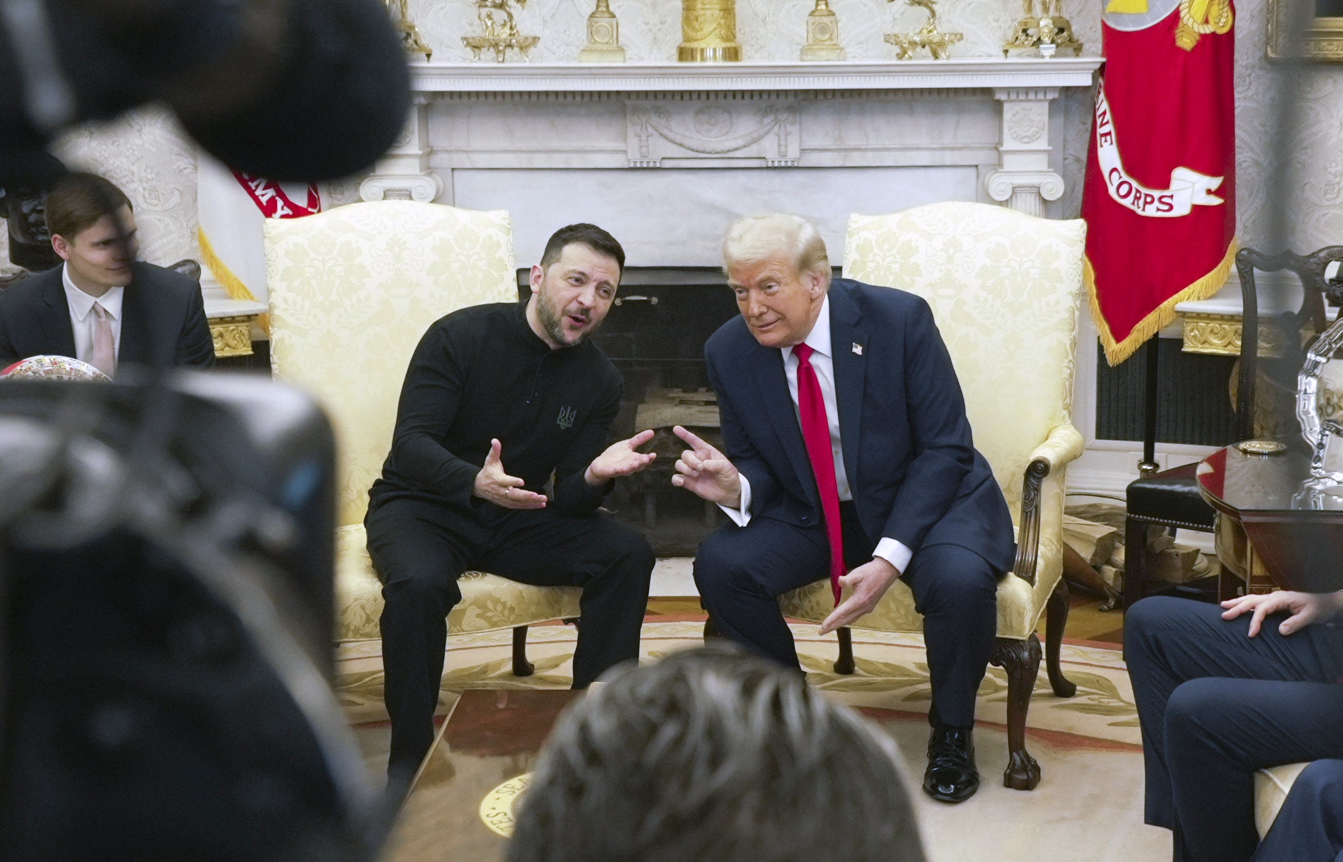 烏克蘭總統澤倫斯基(Volodymyr Zelenskyy，左)2月28日在白宮與美國總統川普(Donald Trump，右)會面。(美聯社/達志影像)