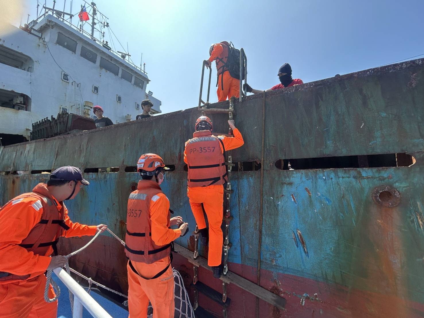 海巡署高雄海巡隊今(1)日上午，於高雄柴山外海登檢蒙古籍權宜輪「寶順號」，該輪均為空艙，宣稱是因南部海象較佳，因此滯留當地，等待船東聯繫維修船廠進行維修。目前完成補給後仍在我國領海外漂航。(海巡署提供)