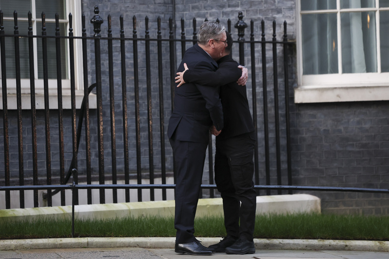 烏克蘭總統澤倫斯基（右）1日在倫敦與英國首相施凱爾（左）會晤，一向肢體語言不特別豐富的施凱爾特別提前走到首相官邸外迎接澤倫斯基，給他熱情的擁抱。(英國首相府提供） (圖：中央社)