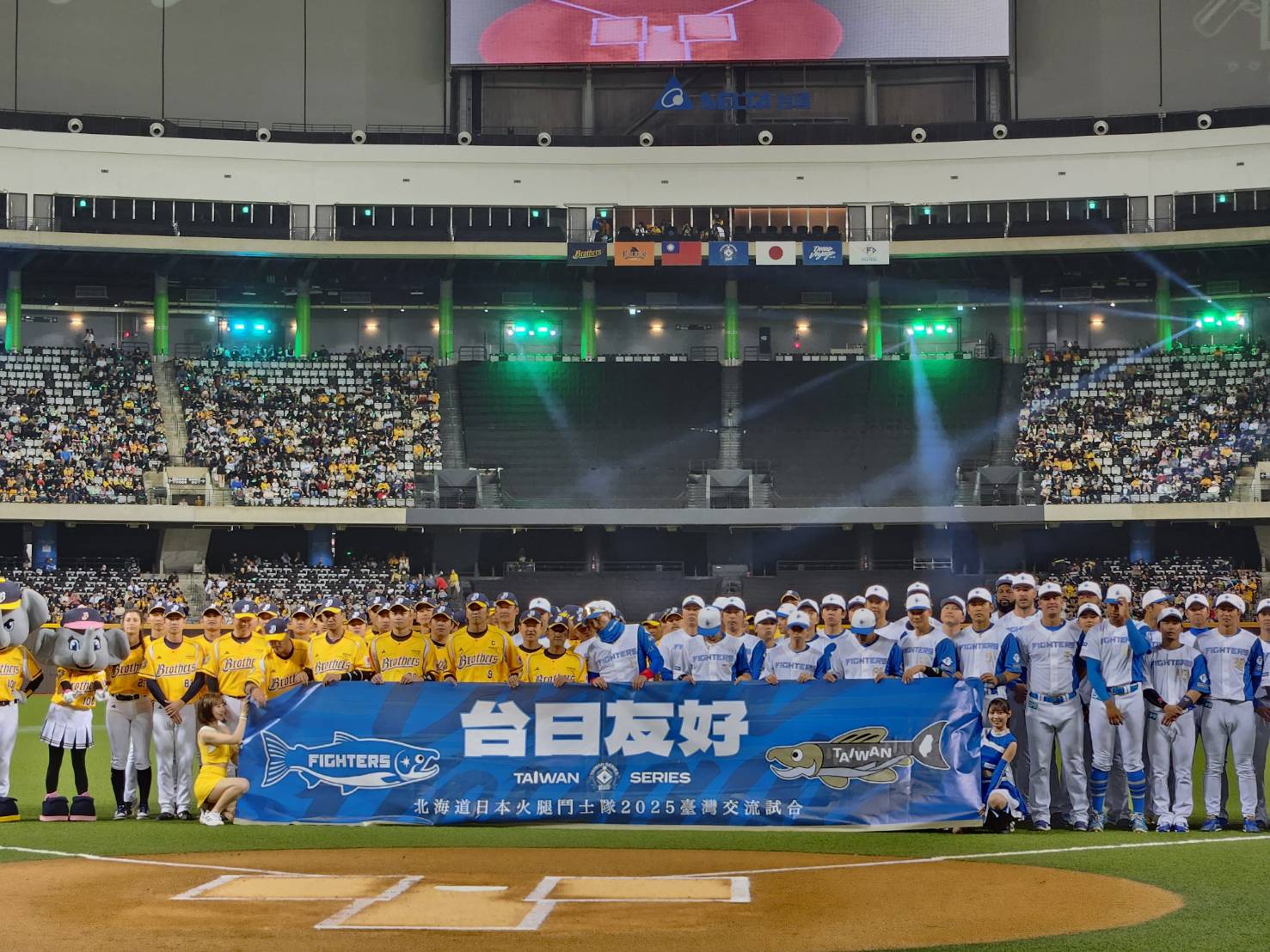 日本北海道火腿鬥士隊來台進行兩場交流賽，首場3:0完封統一獅，今天(2日)第二場交流賽又以8：0擊敗中信兄弟。(江昭倫 攝)