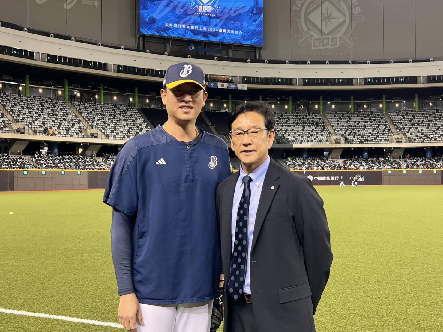 日本北海道火腿鬥士隊來台交流賽首席棒球總管的栗山英樹(右)， 2日與中信兄弟一軍投手教練王建民(左)相見歡。(中華棒協提供)