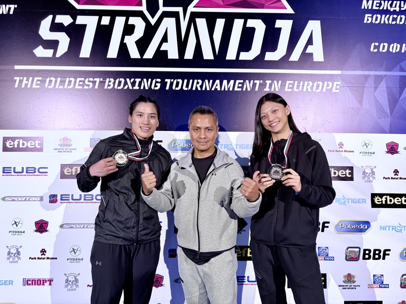 台灣女子拳擊好手陳念琴（左）和吳詩儀（右），在斯特蘭國際拳擊賽替台灣帶回2面金牌，總教練柯文明（中）盛讚2名愛徒的好表現。（柯文明提供） (圖：中央社)