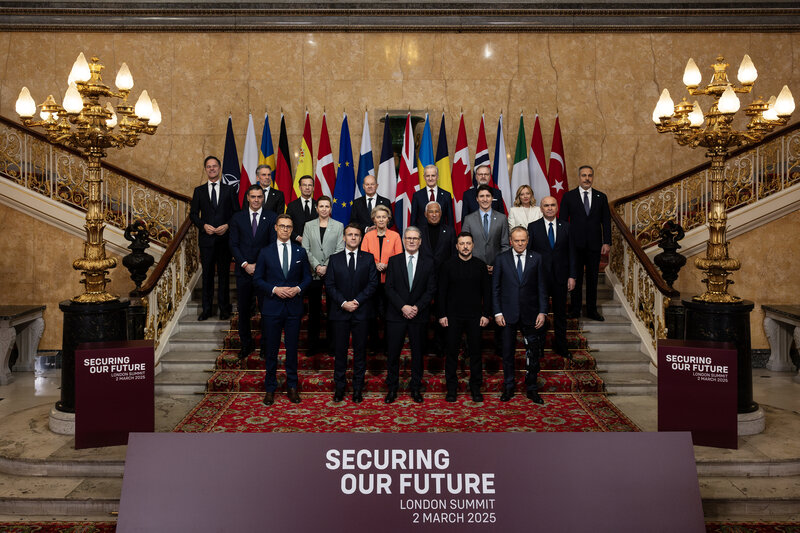 英國2日在倫敦召開峰會，邀集10多位歐洲國家以及加拿大領導人，共商烏克蘭安全保證，以及歐洲如何強化集體安全防衛。（英國首相府提供） (圖：中央社)
