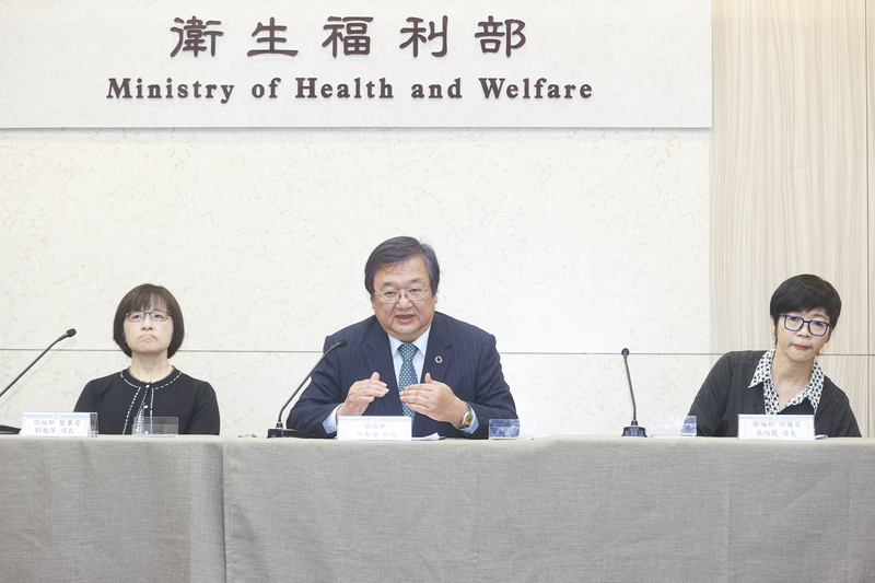 衛福部3日針對醫院壅塞處置現況在疾管署舉行記者會，衛福部長邱泰源(中)主持，與醫事司長劉越萍(左)、照護司長蔡淑鳳(右)等人一同說明。(圖：中央社)