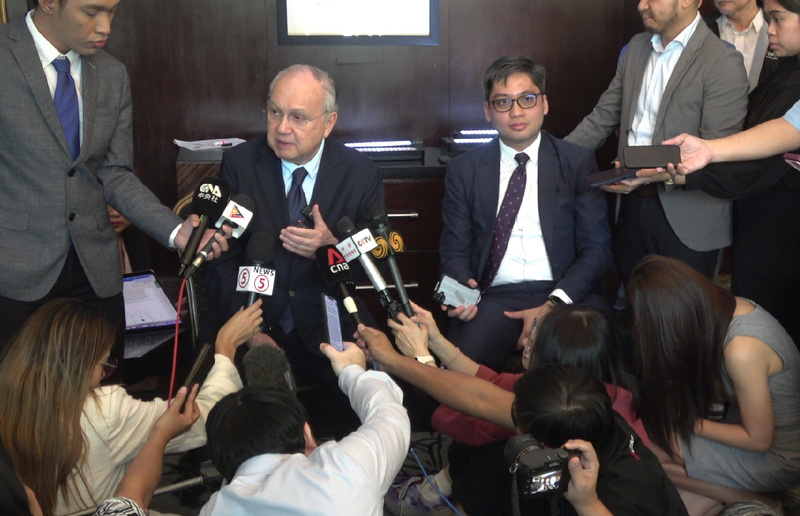 菲律賓駐美大使羅慕德斯(中左)3日出席菲律賓外國記者協會主辦的座談會，談論菲美關係在美國川普政府下的前景。(圖：中央社)