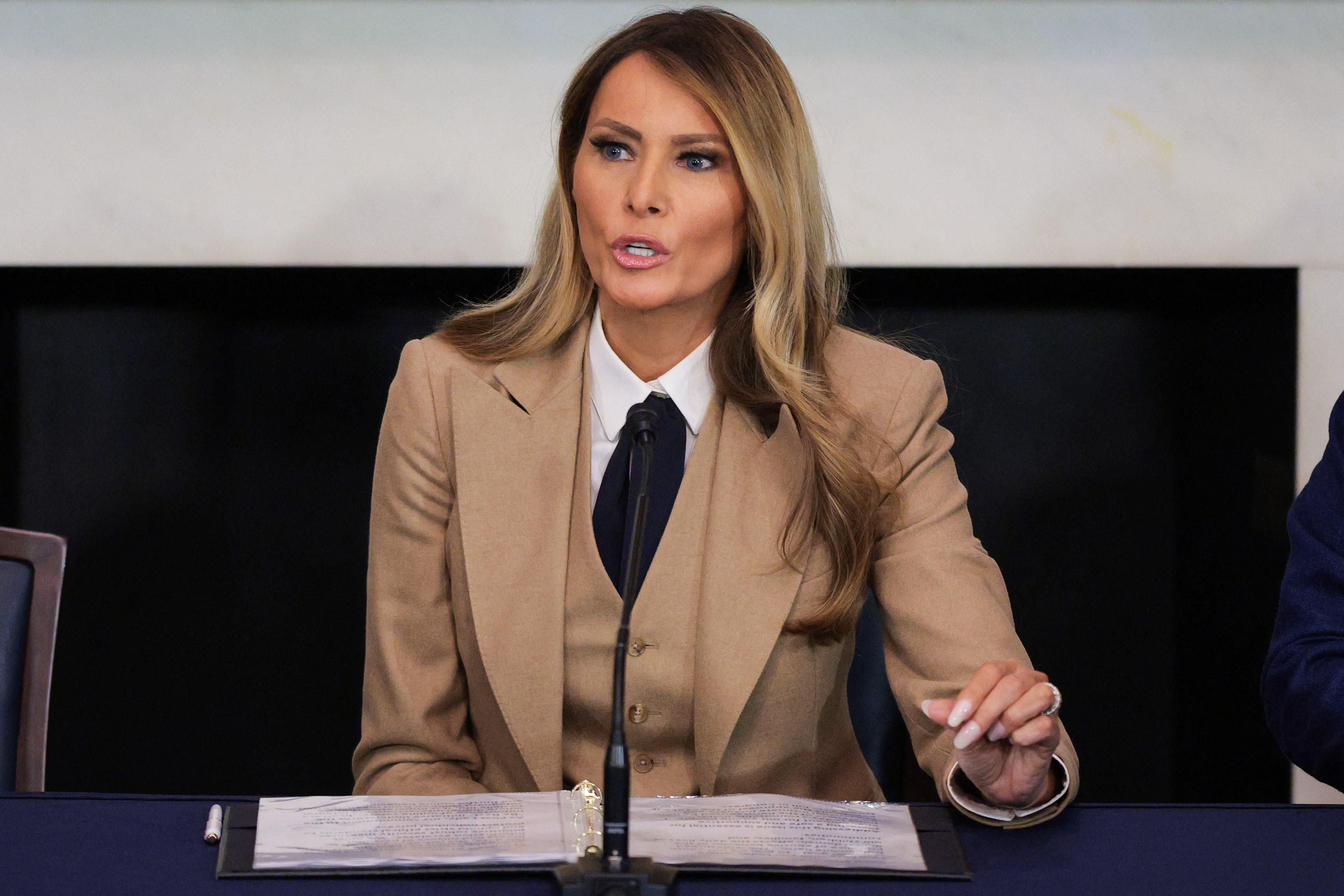 美國第一夫人梅蘭妮亞．川普(Melania Trump)3日出席國會山莊一場圓桌會議，力挺打擊深偽色情法案。 (AFP)