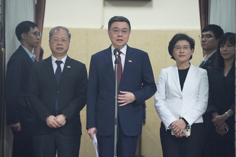 行政院長卓榮泰(中)在立法院接受訪問。(圖：中央社)