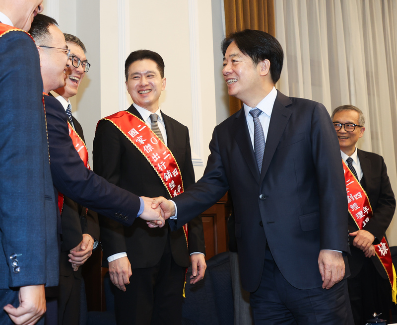 總統賴清德(前右)4日上午在總統府接見第18屆「國家卓越成就獎」、第3屆「國家非營利組織總經理獎」、2024「國家傑出總經理獎」暨第42屆「國家傑出經理獎」得獎人，一一握手致意。(圖：中央社)