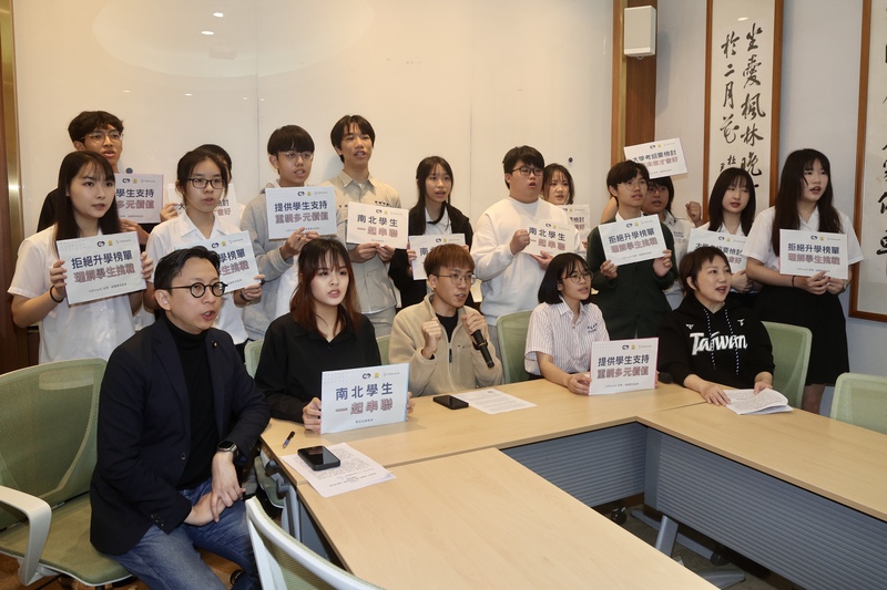 EdYouth台灣一滴優教育協會、高雄學生民主聯盟等學生團體4日在台北舉行記者會，呼籲教育部檢討大學考招制度、消弭升學主義，提升特殊選才的升學比例，重視多元價值。 (圖：中央社)