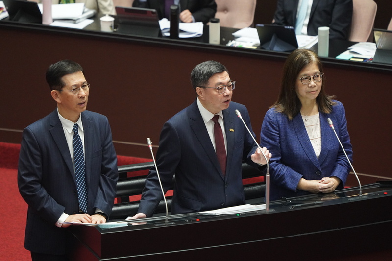 近期海纜斷裂事故頻繁，行政院長卓榮泰(中)、海委會主委管碧玲(右)、數發部長黃彥男(左)4日列席立法院會回應相關議題。(圖：中央社)