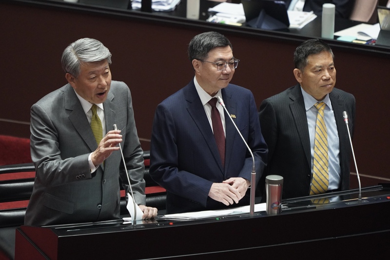行政院長卓榮泰(中)4日與經濟部長郭智輝(左)、國發會主委劉鏡清(右)列席立法院院會。(圖：中央社)
