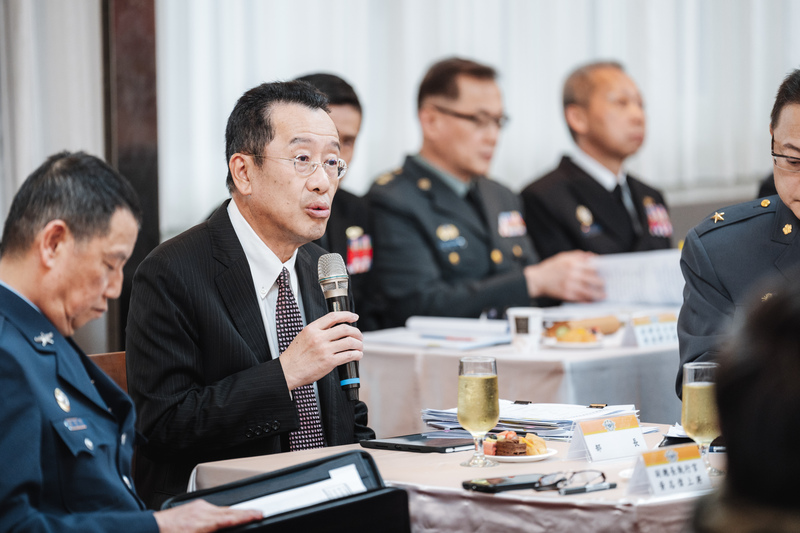 國防部長顧立雄3日與國內外媒體進行茶敘，說明國防施政概況。(國防部提供)(圖：中央社)