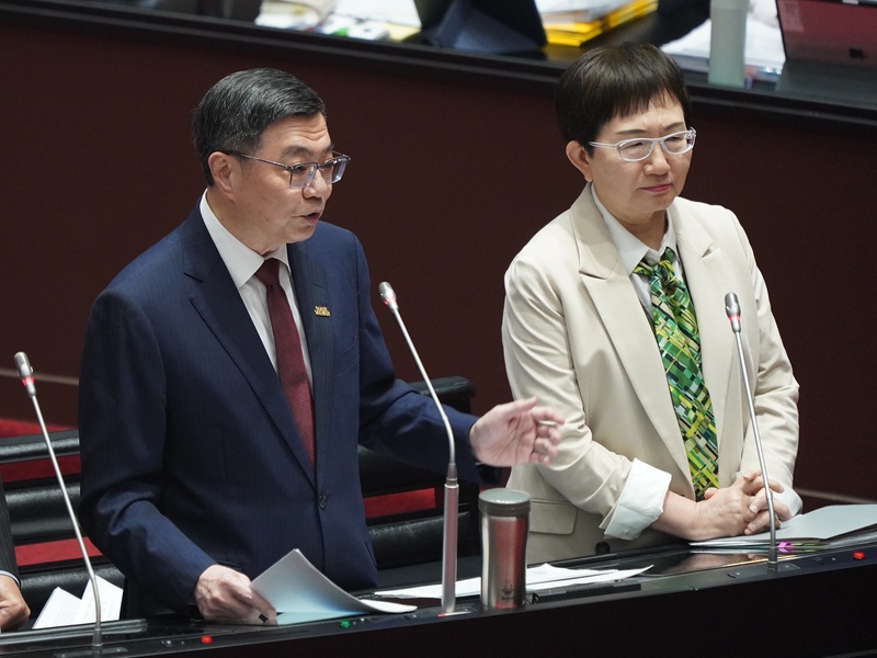 113年度國家稅收實徵數再創新高，國民黨主張全民普發現金，有立委4日質詢時表示，行政院若有其他想法，應提出對案送立院討論，行政院長卓榮泰(左)備詢時允諾，會朝這個方向走。右為財政部長莊翠雲。(圖：中央社)