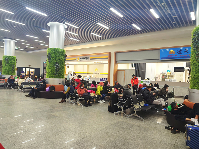 馬祖地區受大霧與降雨影響，南竿機場3日下午與4日全日均關場，南竿飛松山共取消9班、南竿飛台中共取消2班。圖為在南竿機場等候的滯留旅客。(圖：中央社)