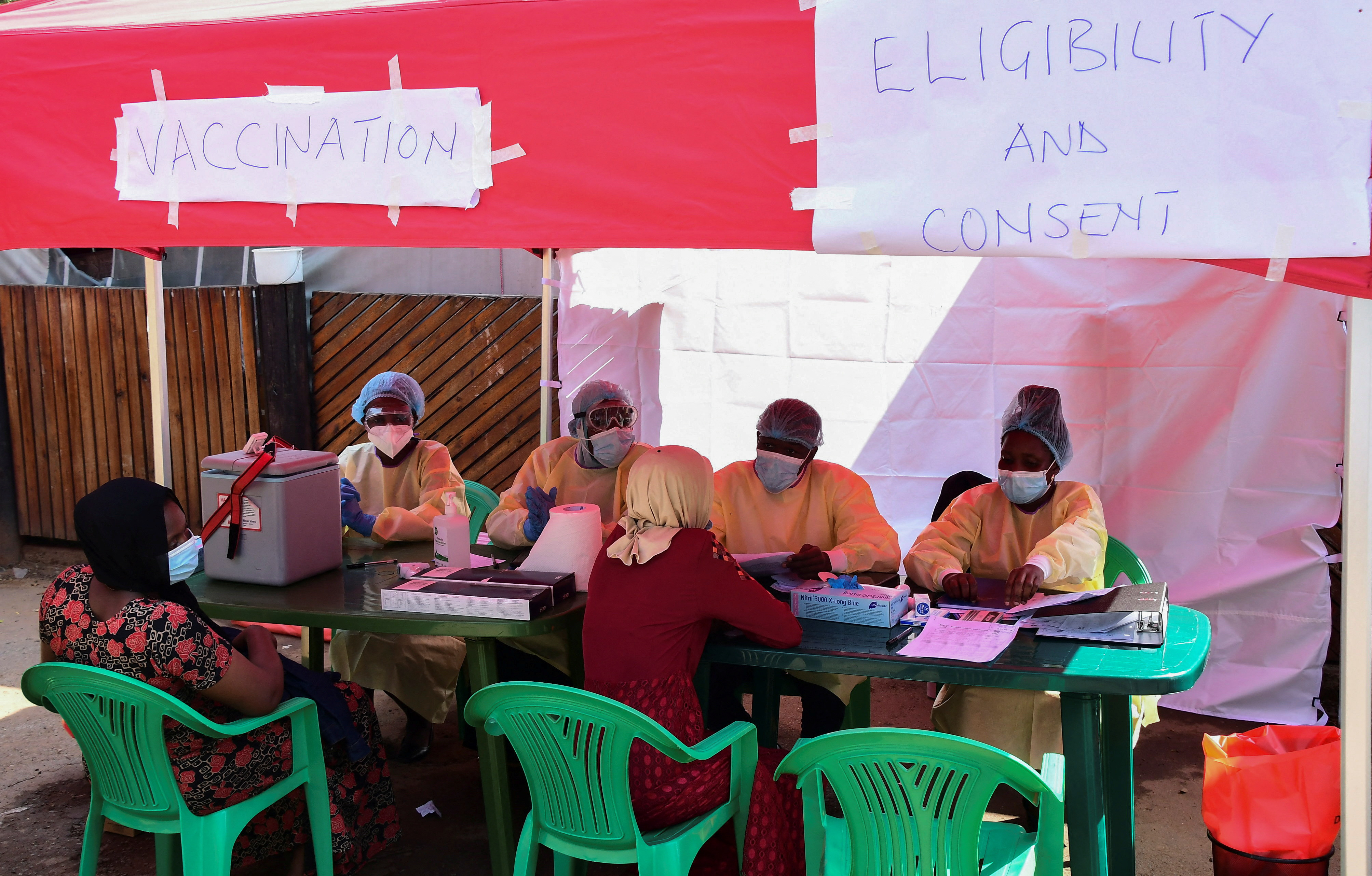 聯合國發出緊急呼籲籌措1,120萬美元，以幫助烏干達應對伊波拉(Ebola)疫情。圖為烏干達疫苗接種站，當時使用的為試驗性疫苗。(路透社/達志影像)