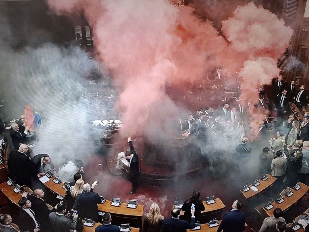 塞爾維亞在野黨議員4日在國會投擲煙霧彈和催淚瓦斯，藉此抗議政府並表達對示威學生的支持。(X@GudadzeLevan)