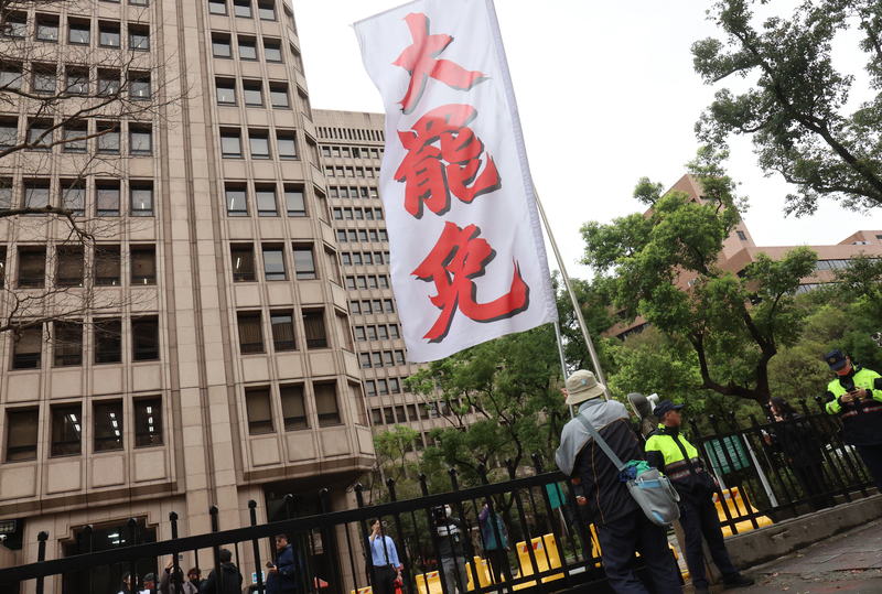 圖為民眾攜帶旗幟在中選會外喊口號表達立場。資料照。(圖：中央社)