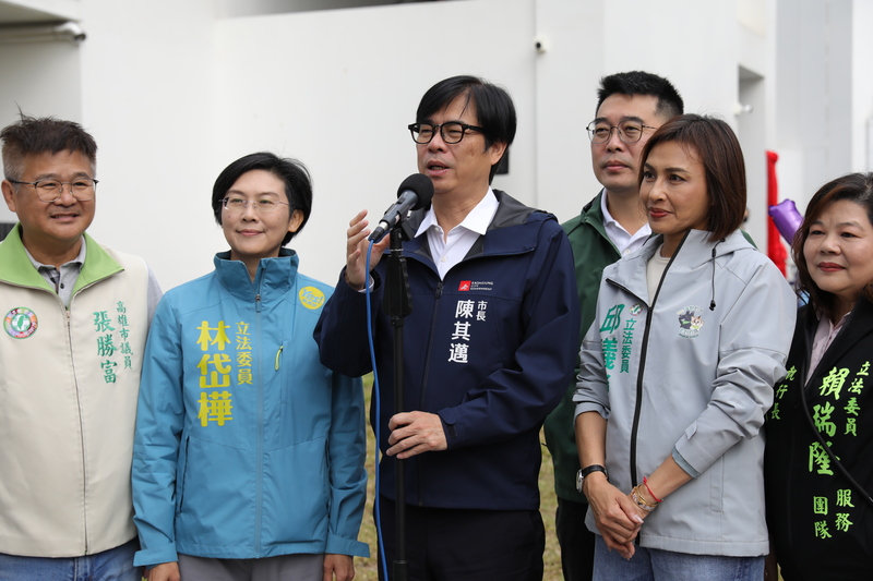 台積電對美國擴大投資。高雄市長陳其邁(左3)6日到仁武區出席活動時接受聯訪指出，台積電投資高雄計畫不變，盼藉台積電先進製程投資高雄，讓高雄結合行政院半導體S廊帶計畫，形成最有韌性及競爭力半導體產業聚落。(圖：中央社)