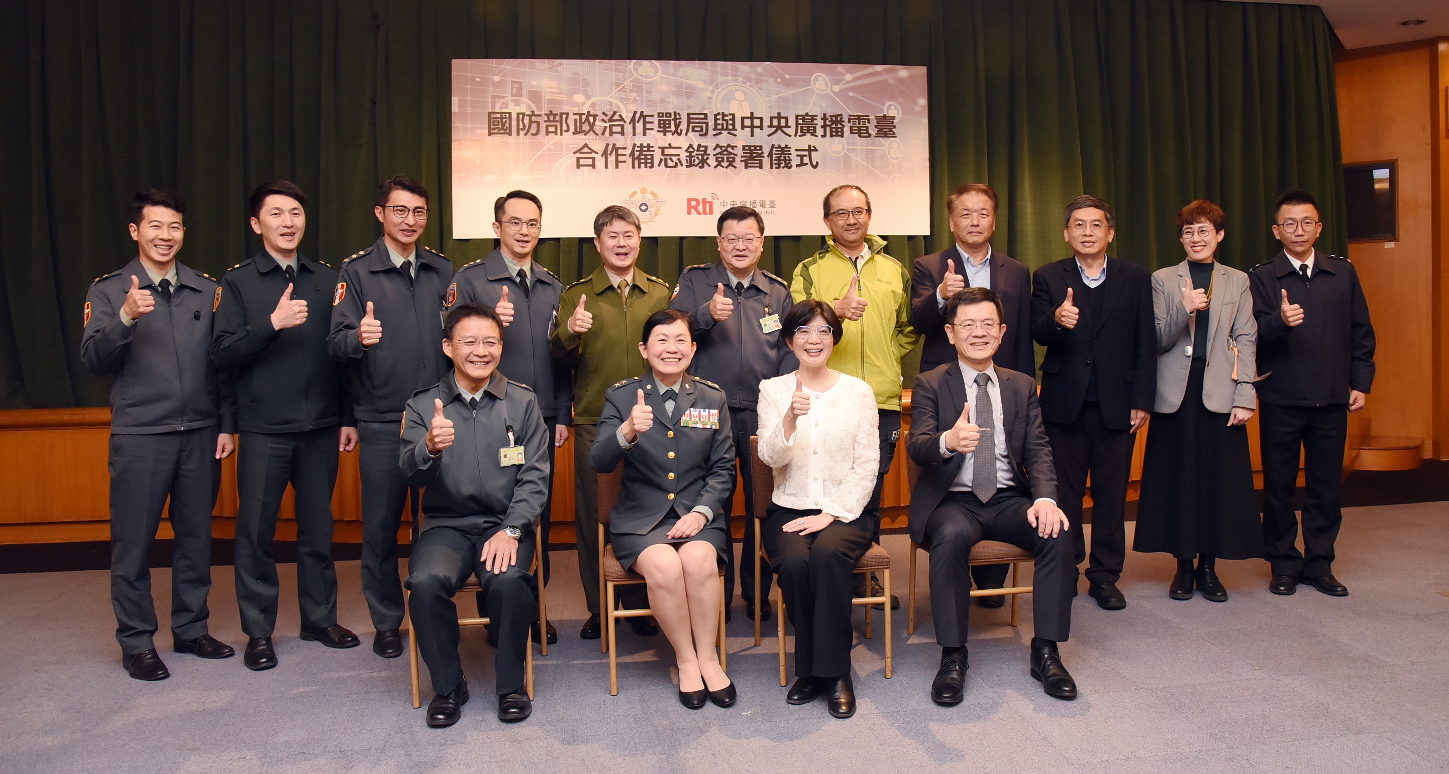 中央廣播電臺與國防部政治作戰局6日下午簽署合作備忘錄，未來將深化媒體合作，說好台灣的故事，達成國際戰略溝通目標。(江麗華 攝)