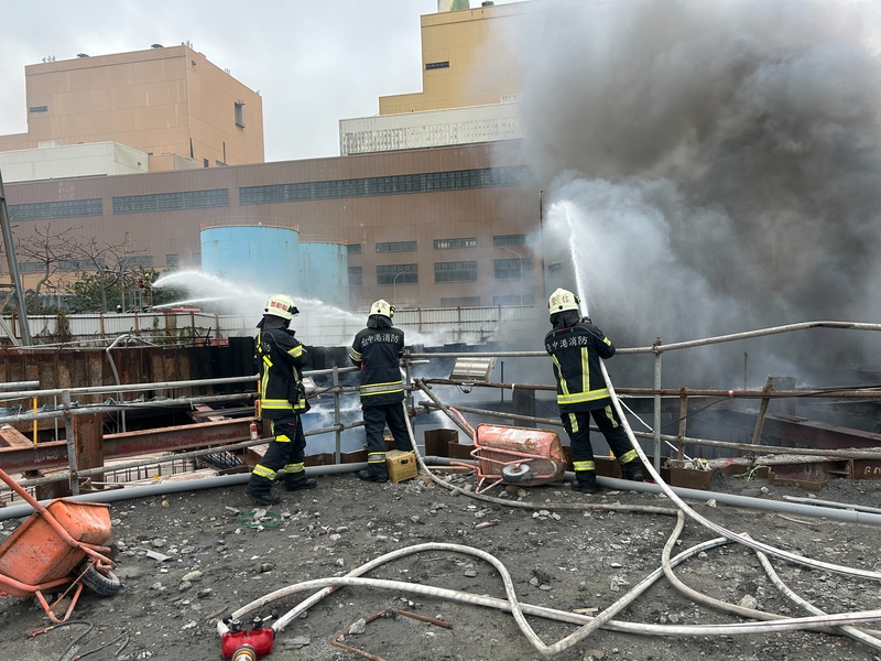 台中港務消防隊7日上午獲報，台電公司台中火力發電廠新建工程工地起火燃燒，消防隊出動消防人車搶救。(民眾提供/中央社)