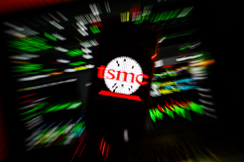 14日台股半導體類股，包括台積電、日月光開盤上漲後又回跌，大盤指數也從站回2萬點關卡又回落。(圖：中央社)