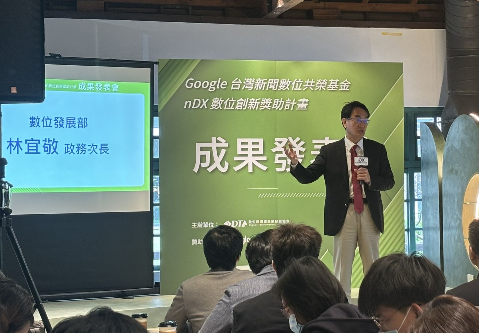 數位發展部政務次長林宜敬7日指出，新聞媒體長期面臨訂閱低迷與廣告收入流失的困境，呼籲社會正視新聞價值，支持優質媒體存續。（楊文君攝）