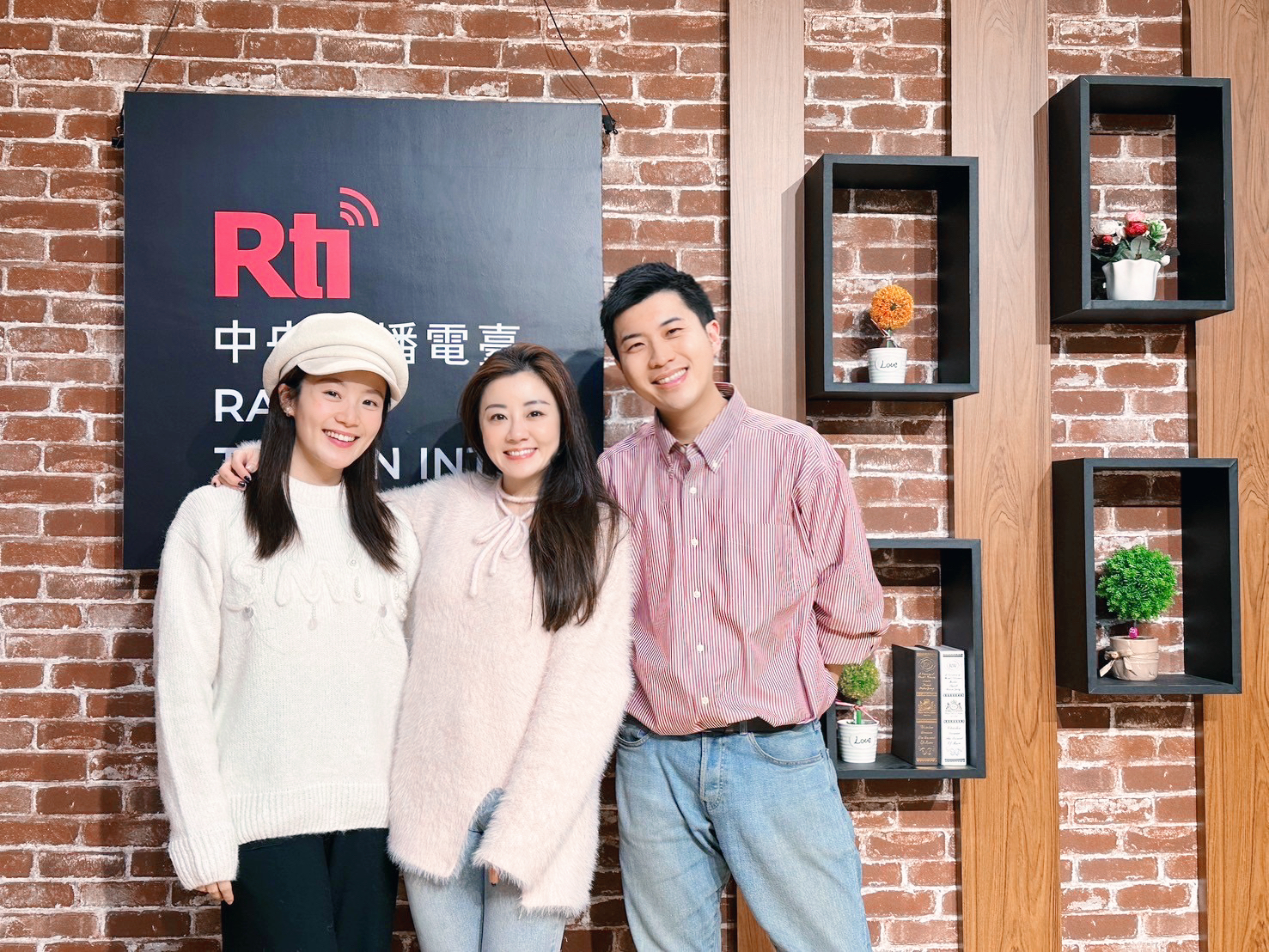 左至右：小黎、佩潔、內克