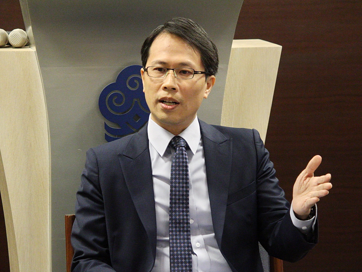 海基會副祕書長黎寶文7日回應媒體詢問時表示，緊急服務專線改為12小時是精算後的結果，受影響的人數不會太多 (央廣記者王照坤 攝)