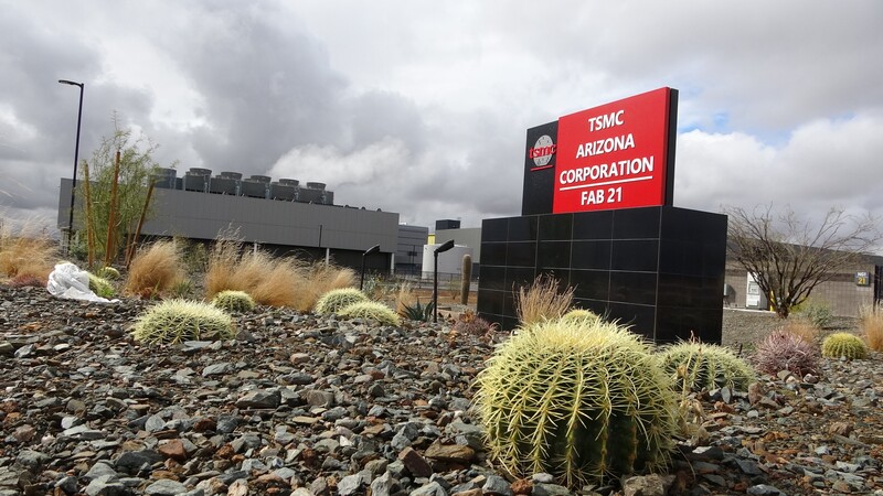 位於亞利桑那州鳳凰城的台積電（TSMC）美國廠，入口告示牌周圍種植當地特有的沙漠植物仙人掌。中央社記者林宏翰鳳凰城攝  114年3月8日 (圖：中央社)