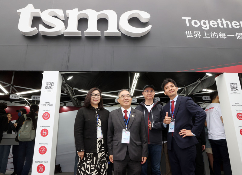 台灣大學校園徵才博覽會8日登場，台積電也設攤參與，2025年預計在台灣招募包含工程師與技術員等約8000名新進員工。台大校長陳文章（左2）前往攤位參觀並與現場人員合影。 (圖：中央社)