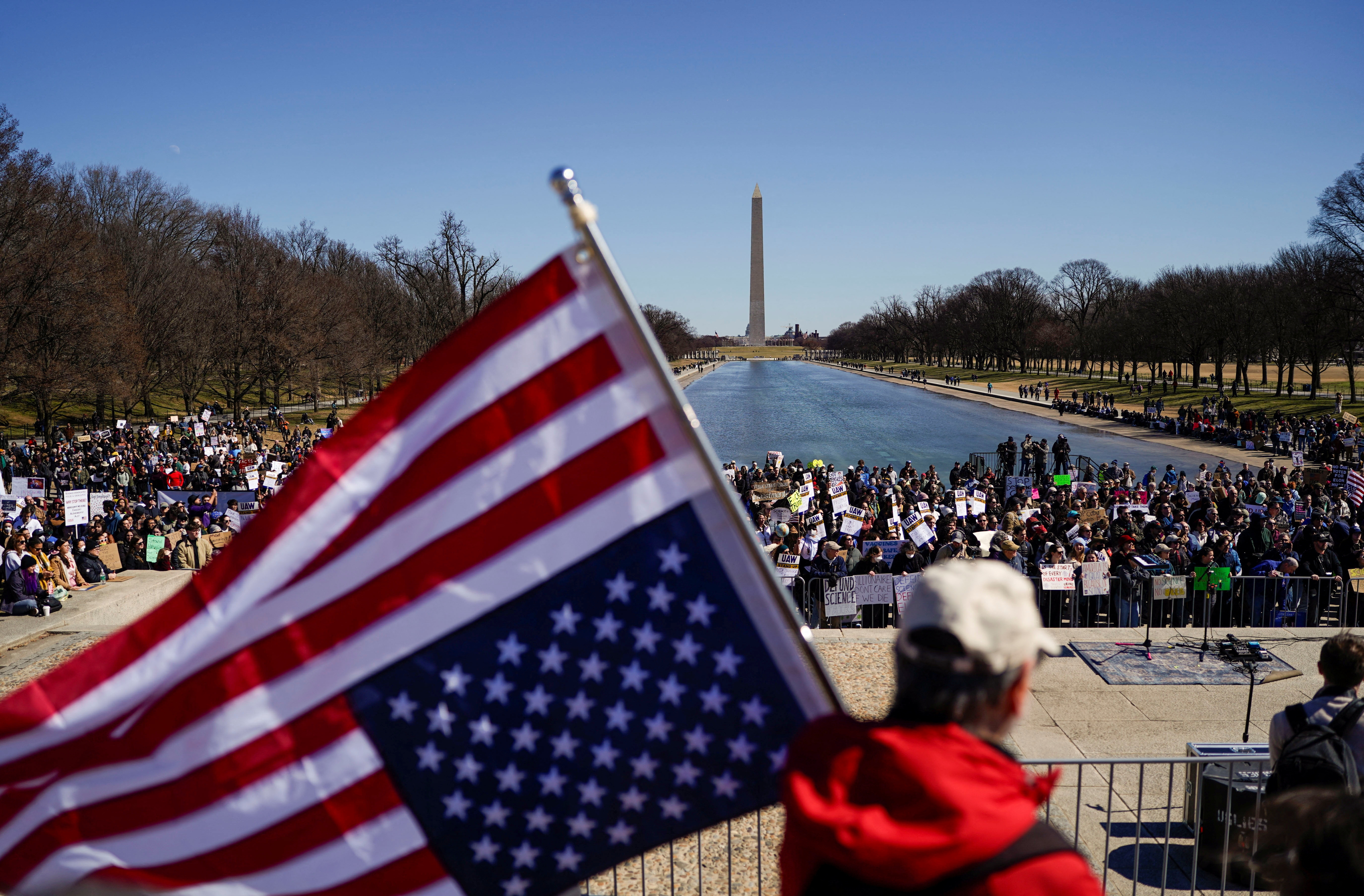 美國總統川普上任後削減科研經費，終止大量聯邦資助的科研項目，引發科學家們抗議，並考慮離開美國。圖為美國各地科學家們日前聚集在華盛頓林肯紀念堂，舉行「為科學挺身而出」示威。(路透社/達志影像)
