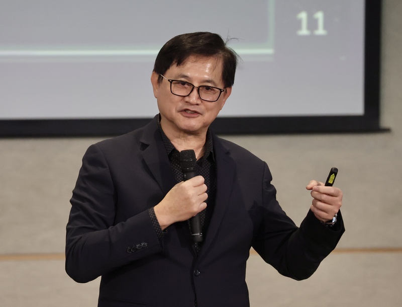 和碩董座童子賢9日出席民眾黨舉行的「台灣AI產業與能源政策的挑戰與展望」論壇。(圖：中央社)