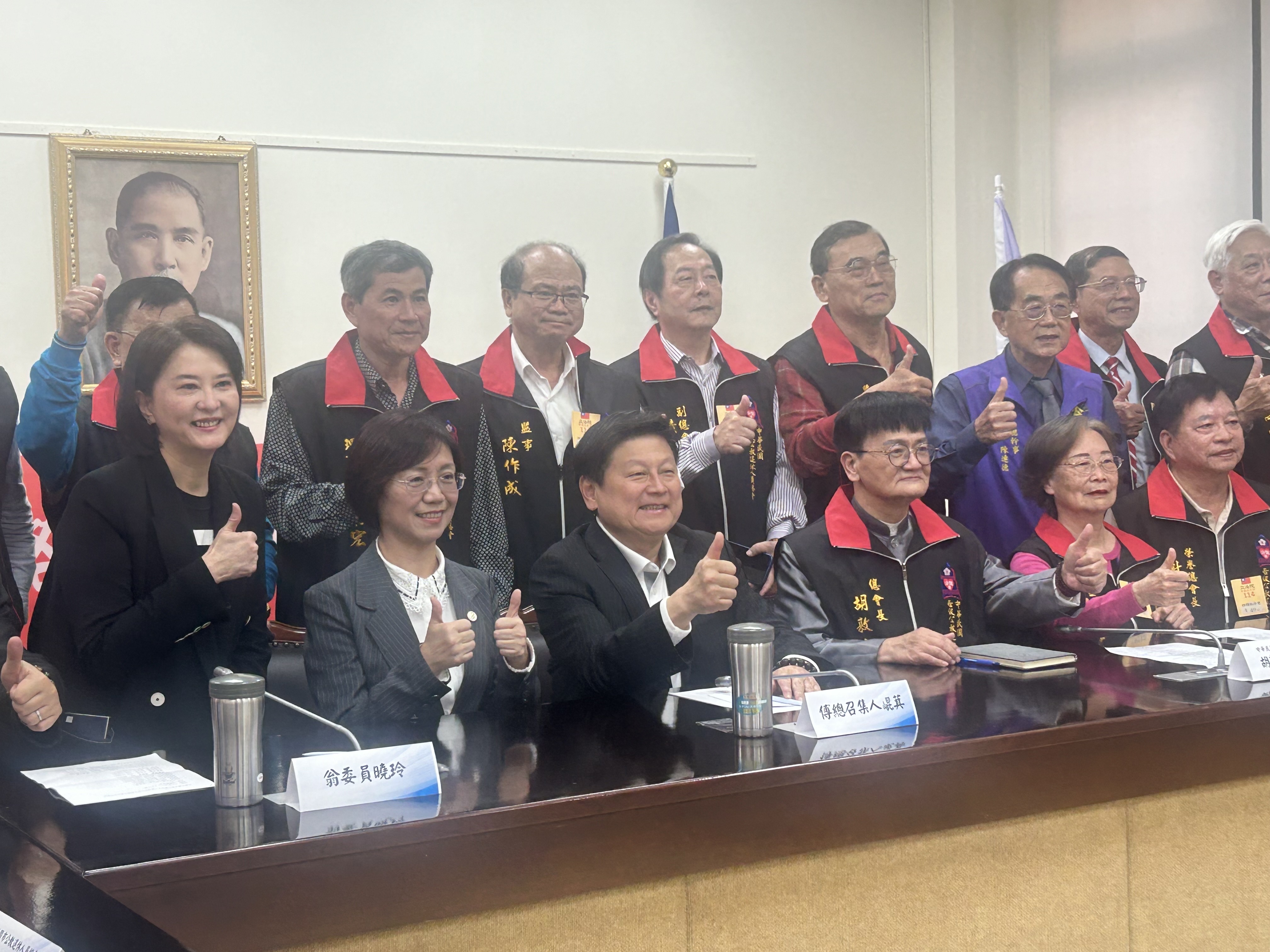 中華民國各級公教退休人員總會10日下午拜會國民黨團。(趙婉淳 攝)