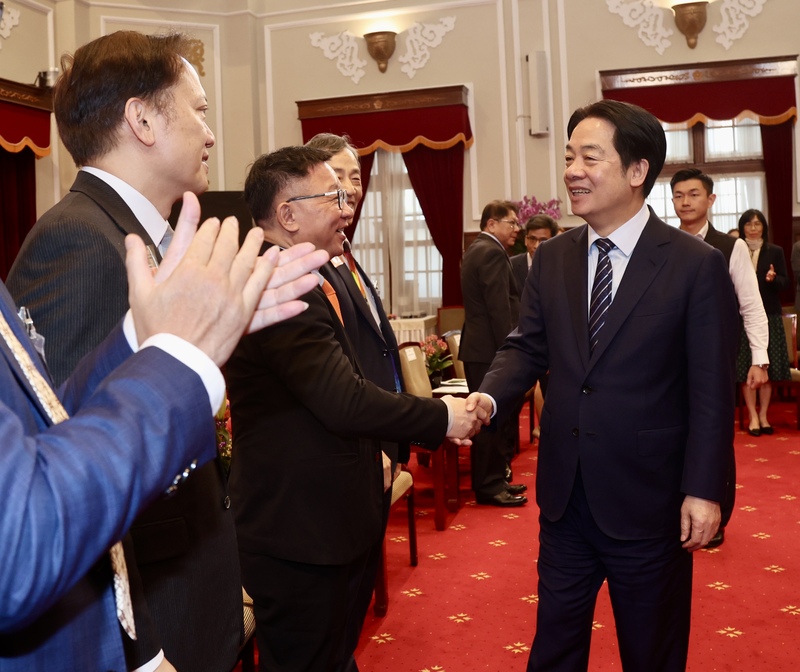 總統賴清德(前右)10日在總統府接見「中華民國會計師公會全國聯合會理監事及省(市)公會代表」，一一握手致意。(圖：中央社)