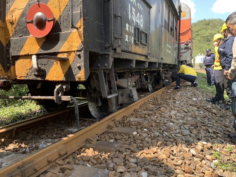 台鐵7501次貨物列車10日上午行經雙溪與三貂嶺間西正線時，後部守車兩軸出軌，現場工務人員向警方表示，脫軌原因目前未發現有外力介入，確切原因仍待調查。(讀者提供)(圖：中央社)