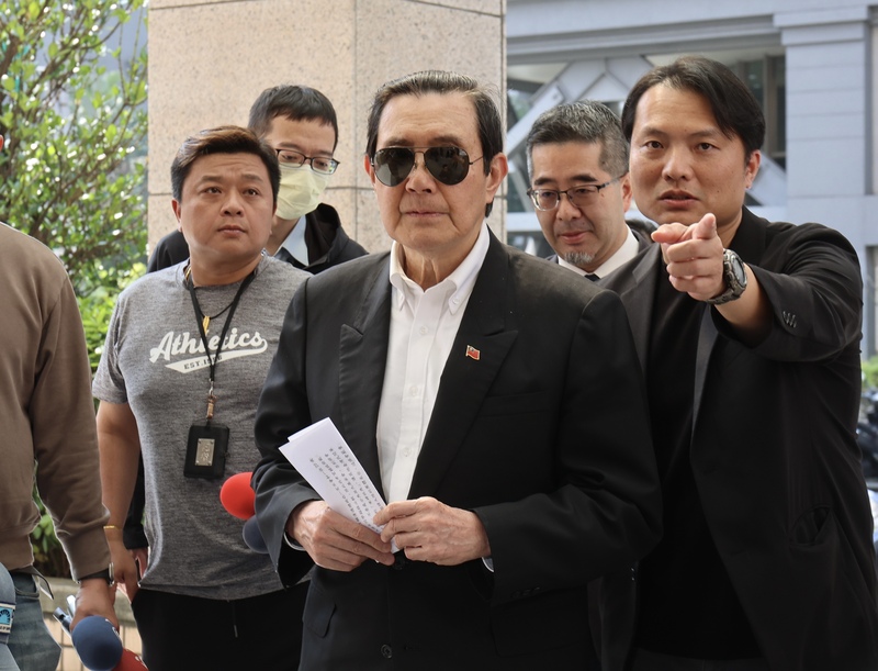前總統馬英九(前中)10日下午遭內政部移民署約談，將親自說明2024年大陸高校師生團來台有無違反「大陸地區人民進入台灣地區許可辦法」事項。(圖：中央社)