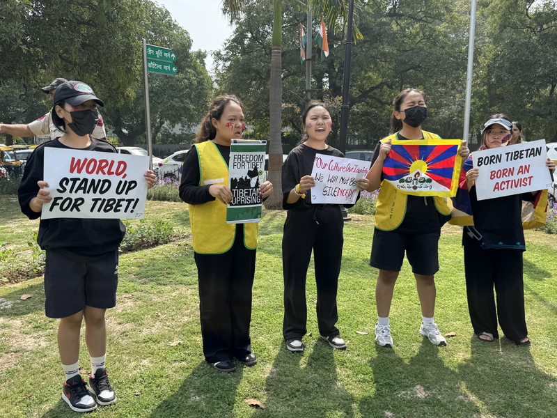 流亡印度藏人今天分成數個小集團，以游擊戰方式前往新德里中國駐印度大使館抗議，抗議中國進行文化滅絕的同時，也盼世界為西藏發聲。 (圖：中央社)