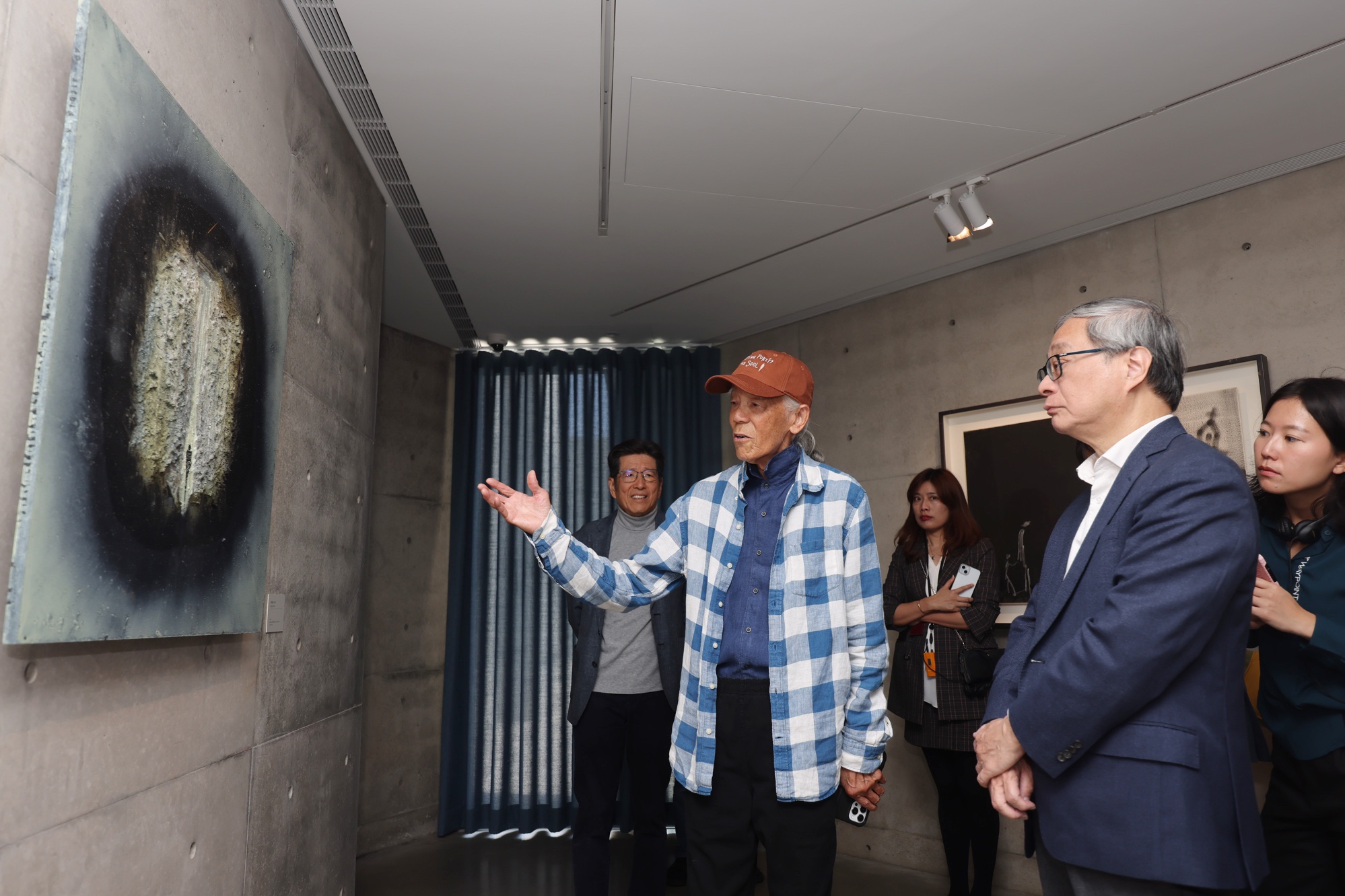 文化部長李遠(右)訪台東，慶賀江賢二藝術園區將開館。藝術家江賢二(左)親自解說創作心路歷程。(文化部提供)