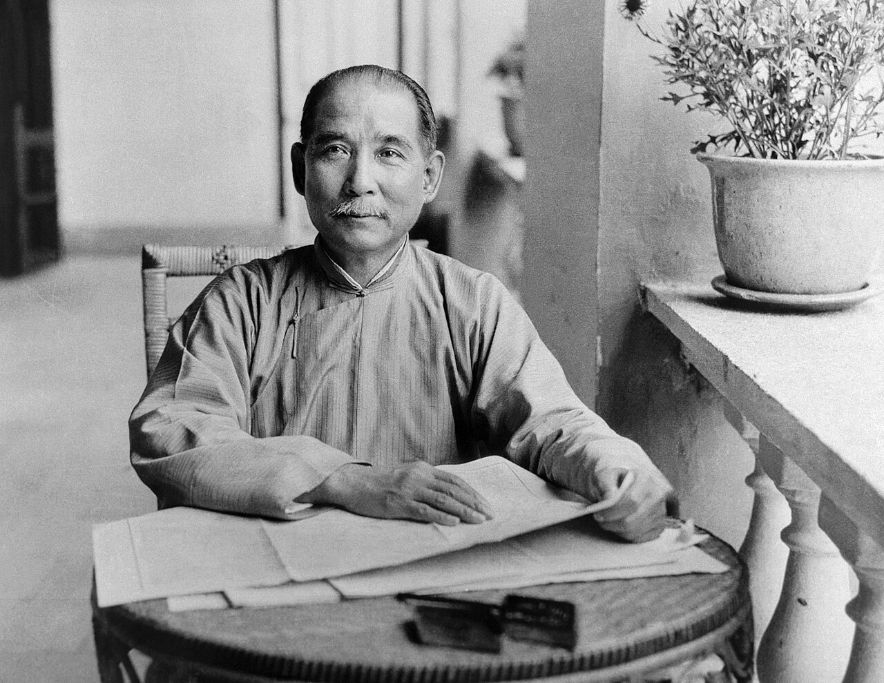 在國父逝世百年之際，尤為應當警惕「中山崇拜」中的圖騰主義和國粹主義這兩大陷阱，從而忽略了他真正的精神遺產：變革、自由與民權。(圖：維基百科)