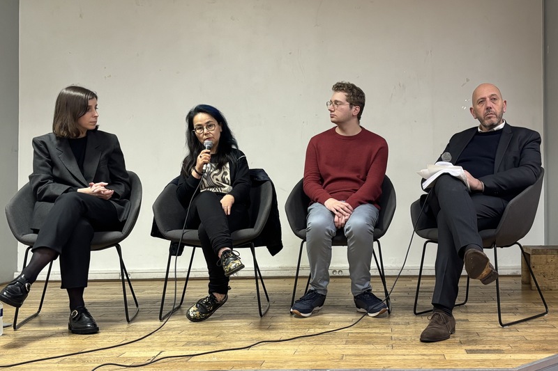 歐洲維吾爾學院主席瑞函（左2）、學院政治倡議負責人馬茲爾（左1）、維吾爾協會成員安斯泰特（右2）、律師卡松提（右1）10日舉辦記者會，表示中國正透過法律戰強化跨界鎮壓的力道，稱法國司法機構則順從中方。(圖：中央社)