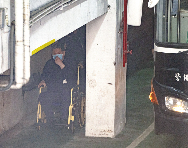 台北地方法院11日下午針對前台北市長柯文哲涉貪污案開庭，並提訊威京集團主席沈慶京（圖中坐輪椅者）。 (圖：中央社)