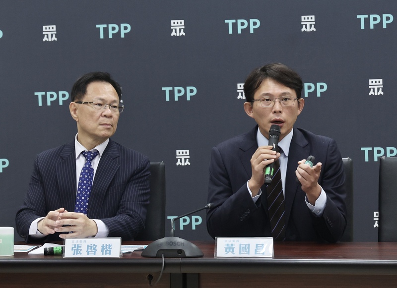 民眾黨團副總召張啓楷(左)。右為民眾黨主席黃國昌。資料照。(圖：中央社)