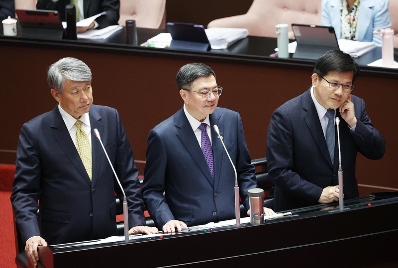 立委關注，若總預算覆議案失敗，是否會採追加預算、協商快速解凍或其他憲政方法。行政院長卓榮泰（中）11日表示，追加預算是程序之一，但限制滿多；如果合法、合憲的程序，最後選擇就是尋求憲政救濟。圖右為外交部長林佳龍、左為經濟部長郭智輝。(圖：中央社)