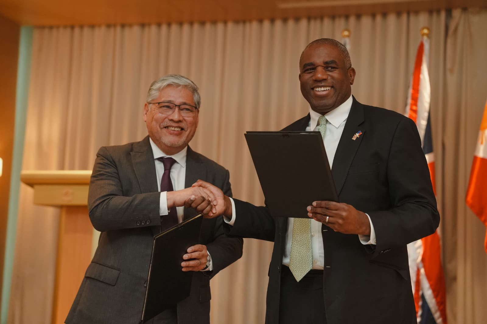 英國外交大臣拉米(右)8日會晤菲國外交部長馬納羅。(圖:X@DavidLammy)