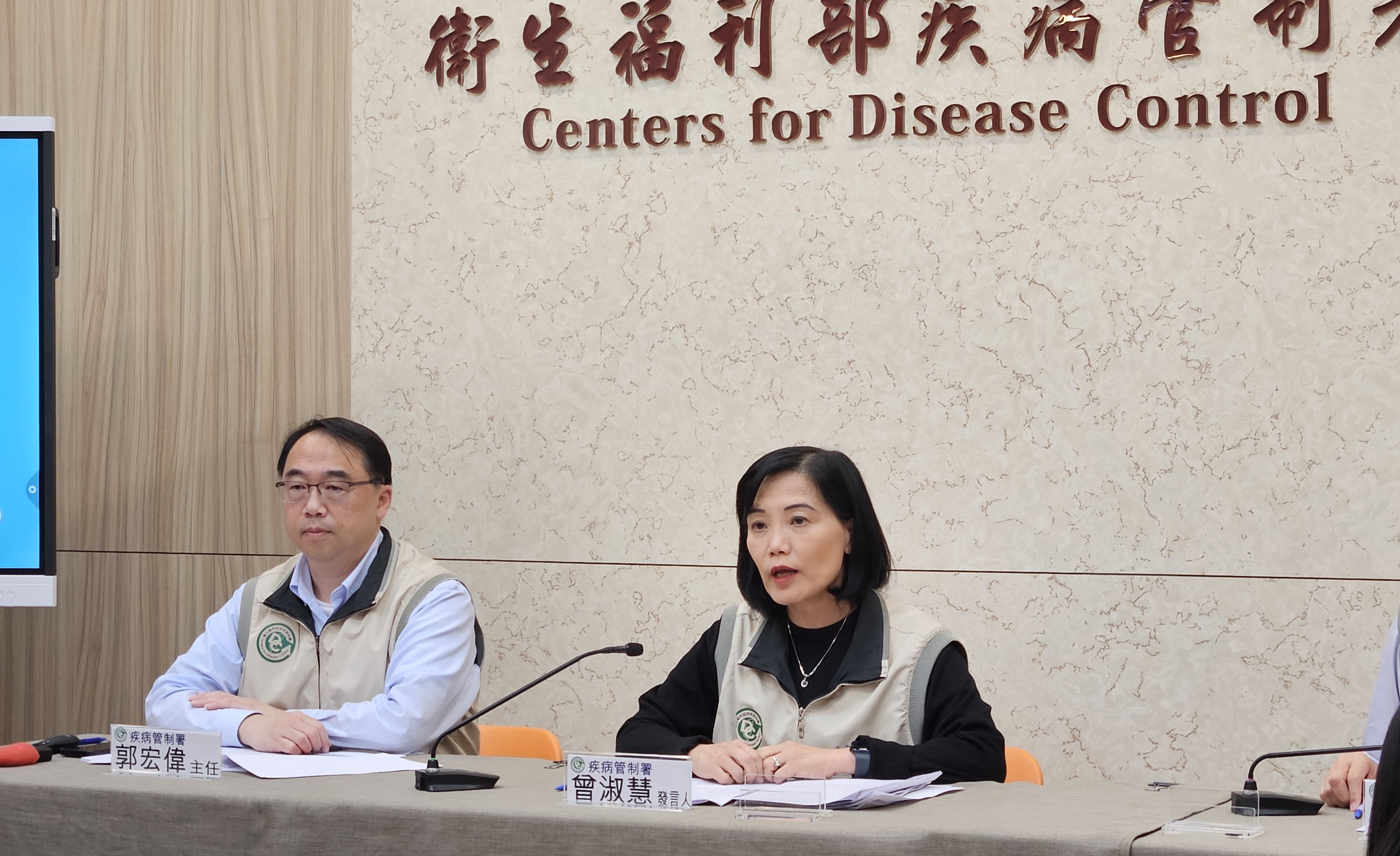 疾管署發言人曾淑慧(右)11日表示，腹瀉疫情連2週下降，但仍創5年新高。(劉品希 攝)