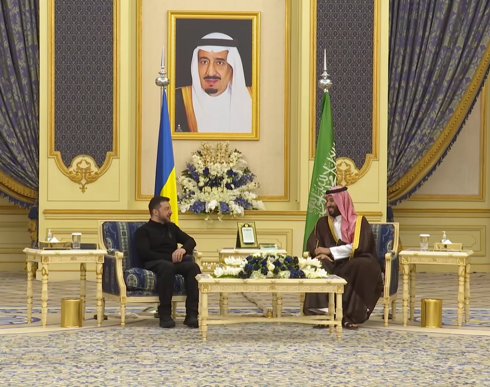 沙烏地王儲薩爾曼親王(右)和烏克蘭總統澤倫斯基(左)會面並討論實現烏克蘭「可持續公正與全面和平」的前景。(FB@Володимир Зеленський)
