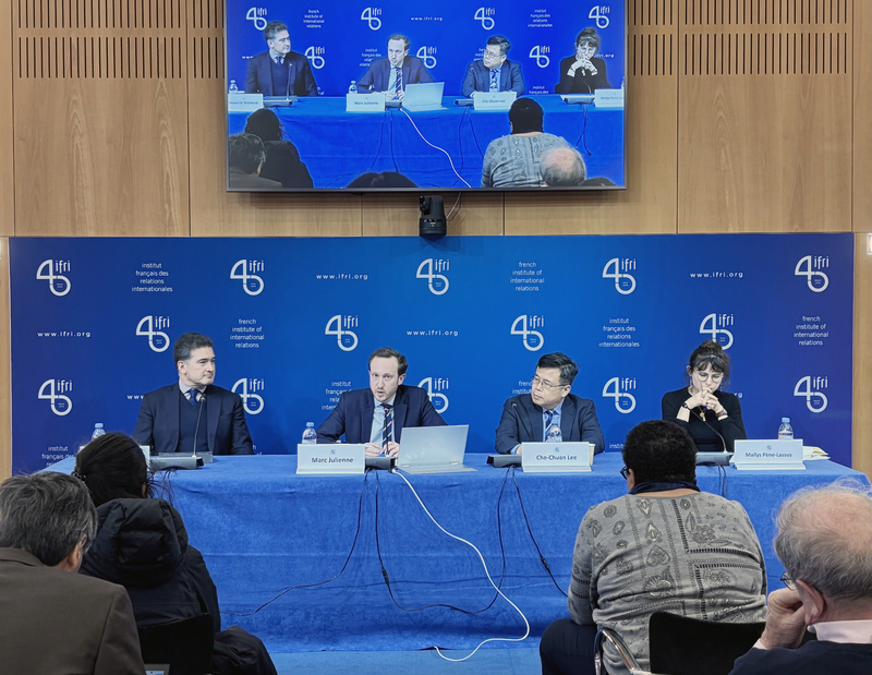 法國國際關係研究所11日舉辦研討會，亞洲研究中心主任朱利安（左2）邀請國家安全研究所研究員李哲全（右2）、美國賓州大學美中關係未來計畫主任馬瑞欣（左1）、日本經濟新聞記者潘恩-雷瑟斯（右1），討論川普2.0下的美中台關係。 (圖：中央社)