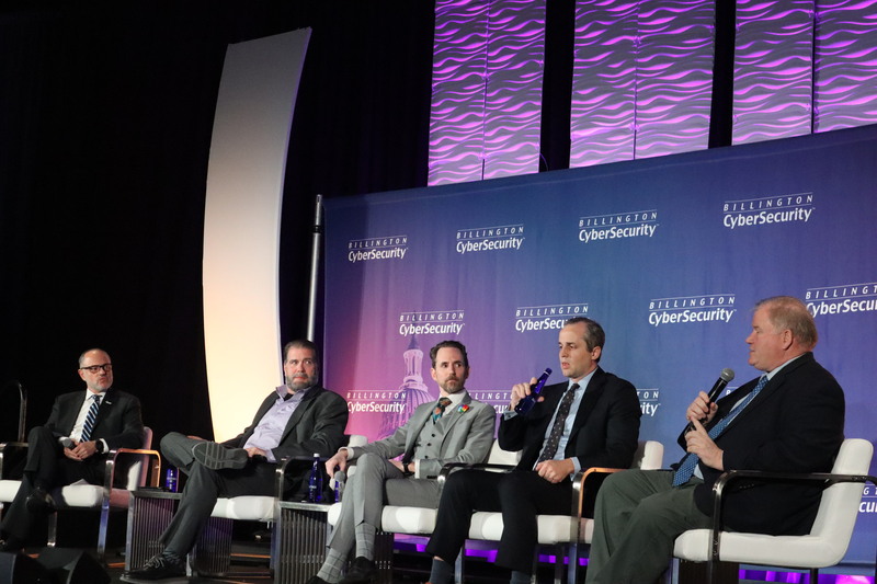 美國非營利倡議組織「國家裝甲」發起人魯奇（右2）11日於華府一場資安會議提出由聯邦單位進行紅隊演練，限時網攻州級基礎設施，藉此檢視弱點及擬定對策。 (圖：中央社)