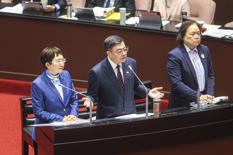 行政院長卓榮泰（中）12日赴立法院就「財政收支劃分法」第八條、第十六條之一及第三十條條文覆議案報告，並與財政部長莊翠雲（左）、主計總處主計長陳淑姿（右）一同備詢。中央社記者鄭清元攝  114年3月12日 (圖：中央社)