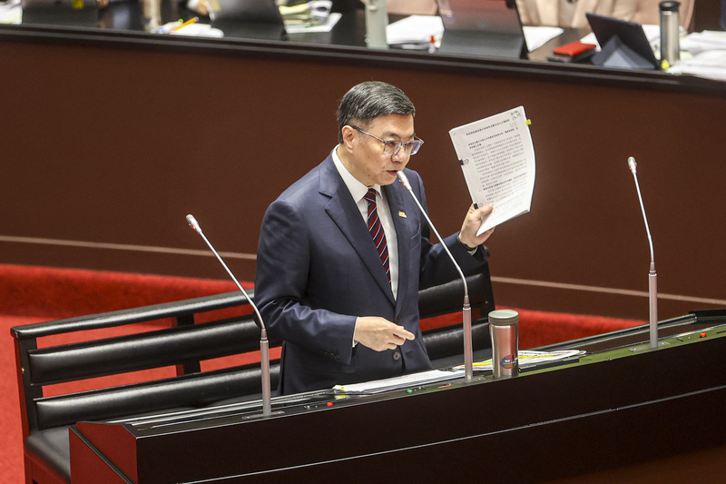 行政院長卓榮泰12日在立法院表示，財劃法修正後大幅削減中央可運用財源，卻未併同檢討事權分配，且修正統籌分配稅款分配方式，進一步擴大城鄉差距，與憲法意旨背道而馳，懇請立委能再次審視法案內容，支持行政院所提覆議案。(圖：中央社)